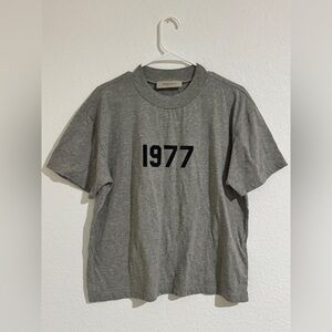 Fear of god essentials 1977 t shirt dark oatmeal